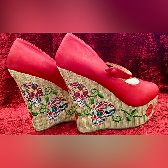 BNIB BETTIE PAGE by ELLIE Calacera FloralSkull Embroidered Platform Wedge 10 Red - Picture 4 of 7
